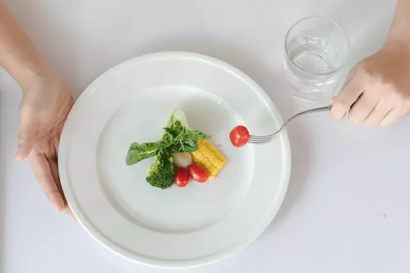 Az Yemek Yaşlanmayı Yavaşlatır mı? Kalori Kısıtlaması ve Yaşam Süresine Etkisi
