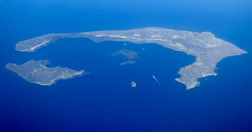 Santorini’nin Gizemli Volkanı Kolumbo: Geçmişten Günümüze Bir Tehdit mi?